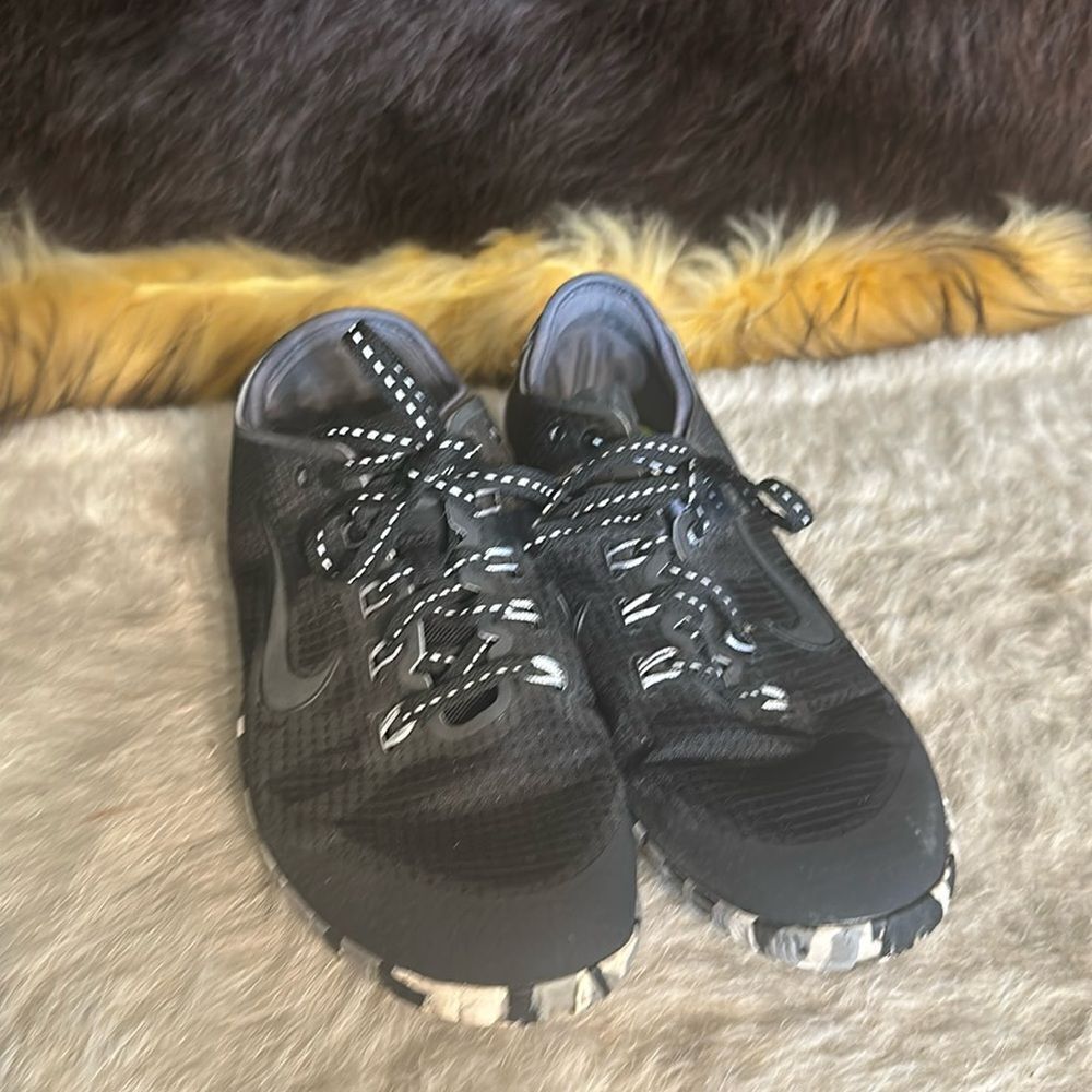 Nike shoes 7.5 (4800)